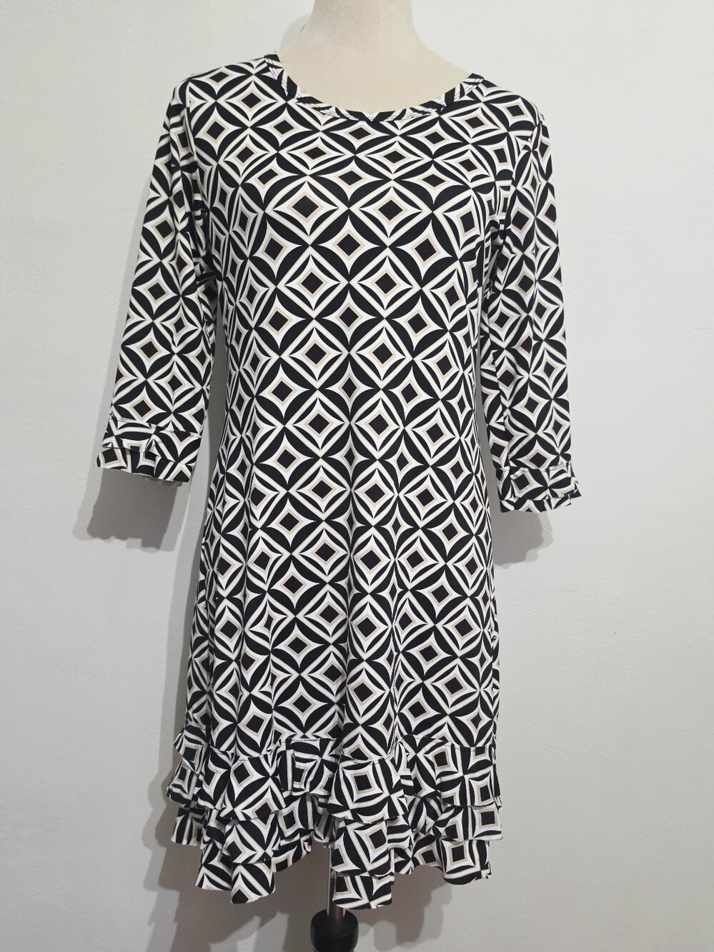 Lulu B Dress XS Black Beige Geometric Ruffle Hem 3/4 Sleeve Stretch Coastal Gma - Picture 2 of 12